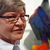 Christa Lörcher mit dem Schal in der Vitrine der Ausstellung „Wie tickt Villingen-Schwenningen“, der die couragierte ...