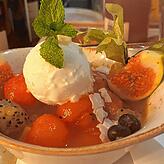 Das Dessert Summer Breeze, bestehend aus Frozen Yoghurt, Kokos und exotischen Früchten.