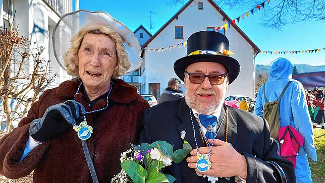 Die frisch getrauten Narreneltern Conny Schweitzer und Wolfgang Nadler. Hier zeigen sie nicht ihre Eheringe, sondern die ...