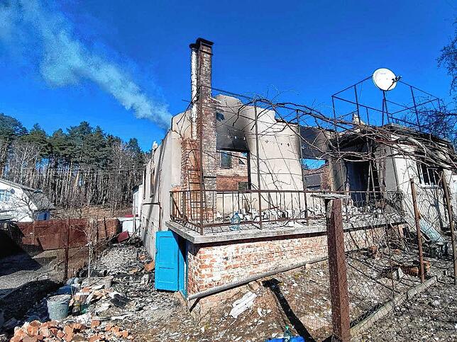 Ein in der Nachbarschaft von Oksana Kravtsova durch Raketen zerstörtes Haus. Nach diesem Angriff beschloss die Mutter sich zur Flucht ...