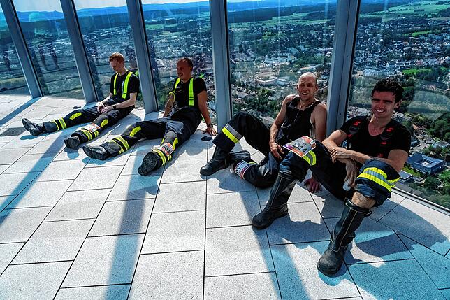 Nach dem anstrengenden Towerrun haben sich die Feuerwehrleute eine Erholungspause hoch über Rottweil verdient.