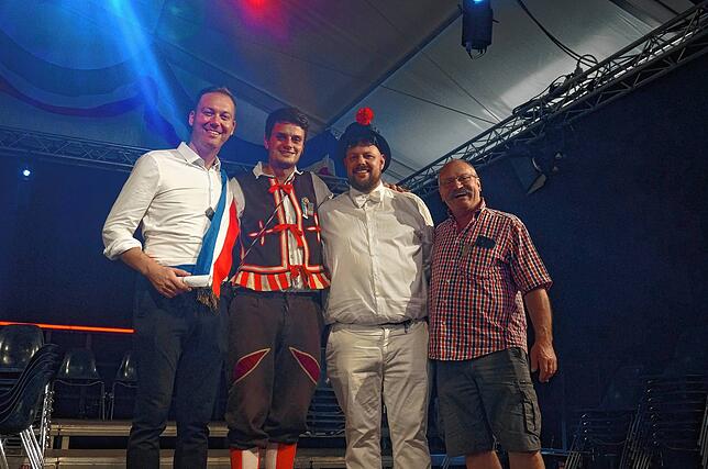 Sie freuen sich mit Bockgewinner Felix Schreiner (v. l.): Zunftmeister Andreas Laubis, der Ehemalige Nico Keller sowie Markus Müller.