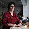 Holzbildhauermeisterin Gerlinde Hummel-Höflin in der Werkstatt hinter ihrem Elternhaus in der Pfarrgasse. Hier vertieft sie sich in ihre ...