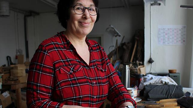 Holzbildhauermeisterin Gerlinde Hummel-Höflin in der Werkstatt hinter ihrem Elternhaus in der Pfarrgasse. Hier vertieft sie sich in ihre ...