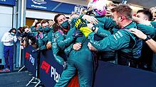Große Freude bei Sebastian Vettel und seinem Team von Aston Martin: In Baku landet der Heppenheimer auf dem Podium.