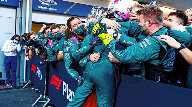 Große Freude bei Sebastian Vettel und seinem Team von Aston Martin: In Baku landet der Heppenheimer auf dem Podium.