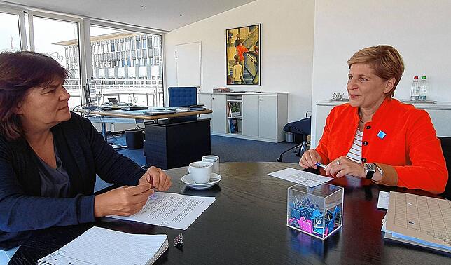 Nicole Razavi (rechts) im Interview mit SÜDKURIER-Landeskorrespondentin Ulrike Bäuerlein.
