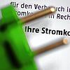 Der Blick auf die Stromrechnung versetzt viele Kunden derzeit in Hochspannung.