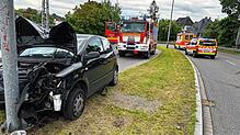 In Villingen verliert ein Autofahrer die Kontrolle über sein Fahrzeug und prallt gegen ein Verkehrsschild.