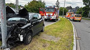In Villingen verliert ein Autofahrer die Kontrolle über sein Fahrzeug und prallt gegen ein Verkehrsschild.