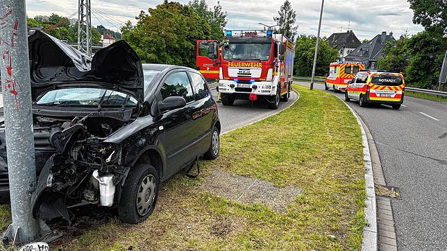 In Villingen verliert ein Autofahrer die Kontrolle über sein Fahrzeug und prallt gegen ein Verkehrsschild.