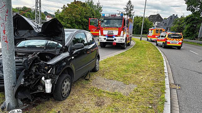 In Villingen verliert ein Autofahrer die Kontrolle über sein Fahrzeug und prallt gegen ein Verkehrsschild.