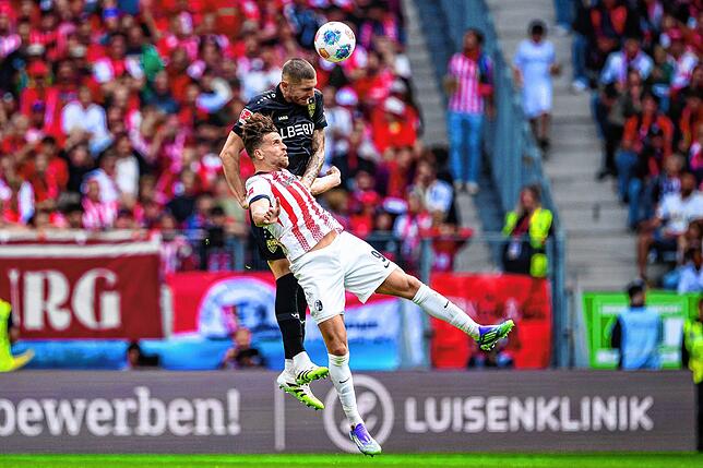 Jeff Chabot (l, VfB Stuttgart) in Aktion gegen Lucas Höler (SC Freiburg).