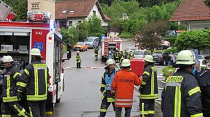 Die Schläuche sind gelegt: als Brandobjekt für die Hauptprobe der Feuerwehren Inzigkofen, Vilsingen und Engelswies wurd die Mühle in ...