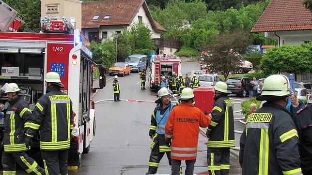Die Schläuche sind gelegt: als Brandobjekt für die Hauptprobe der Feuerwehren Inzigkofen, Vilsingen und Engelswies wurd die Mühle in ...