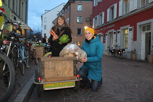 Susanna Güttler (l.) und Elisa Helms haben die Foodsharing-Gruppe in Konstanz gegründet.