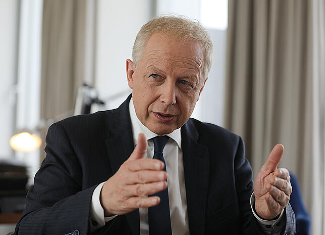 „Satire muss vor allem den Mächtigen wehtun“, sagte WDR-Intendant Tom Buhrow nach der Aufregung um das ...