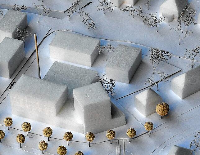 Auf diesem Modell im Maßstab 1 zu 500 haben die Architekten des Ravensburger Büros Grath ihre Pläne städtebaulich dargestellt. Der Block ...