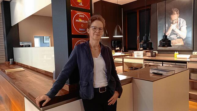 Anett Ronneberger vor der Küche der „Genuss-Apotheke“ in Bad Säckingen.
