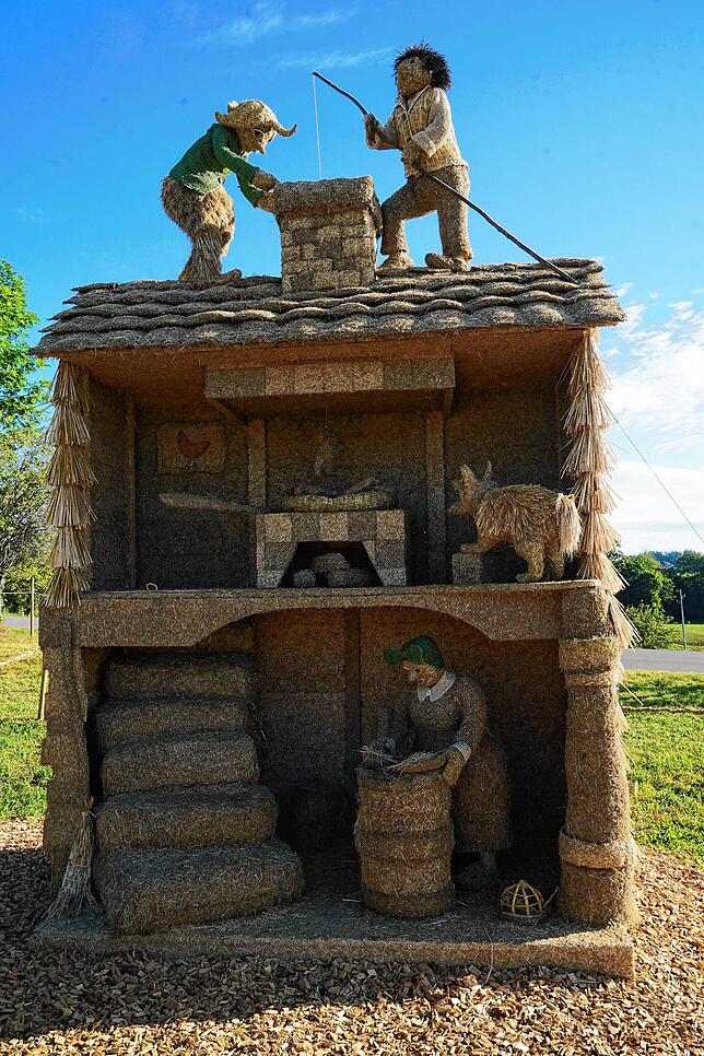 Mit ihrer Skulptur „Max und Moritz“ gewannen die Landfrauen den zehn Strohskulpturen-Wettbewerb in Höchenschwand.