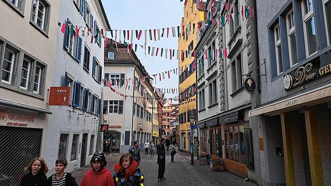 Erste Narren und Mäschgerle flanieren durch die Innenstadt, deren Geschäfte heute größtenteils geschlossen bleiben.