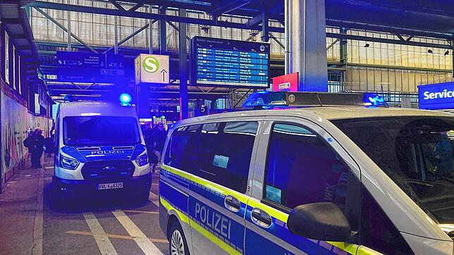 Polizei ist am Stuttgarter Hauptbahnhof im Einsatz. Wegen eines Notarzteinsatzes ist der Stuttgarter Hauptbahnhof gesperrt.