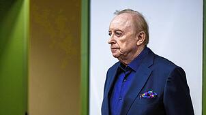 Alfons Schuhbeck betritt den Gerichtssaal des Landgericht München I.