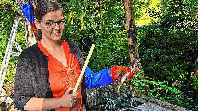 SÜDKURIER-Reporterin Sira Huwiler-Flamm mit selbst erlegter Forelle. Das Herz rast, das Fotolachen misslingt ein wenig.