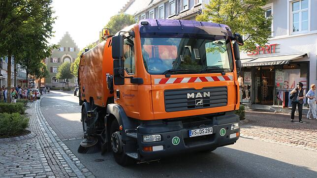 Nach dem Festumzug zum Reitturnier frisst die Kehrmaschine Pferdeäpfel.