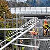 Arbeiter installieren Ende Oktober 2020 Oberleitungen an der Bahnstrecke zwischen Meckenbeuren und Friedrichshafen. So weit wie auf ...
