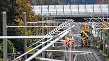 Arbeiter installieren Ende Oktober 2020 Oberleitungen an der Bahnstrecke zwischen Meckenbeuren und Friedrichshafen. So weit wie auf ...