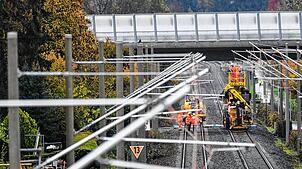 Arbeiter installieren Ende Oktober 2020 Oberleitungen an der Bahnstrecke zwischen Meckenbeuren und Friedrichshafen. So weit wie auf ...