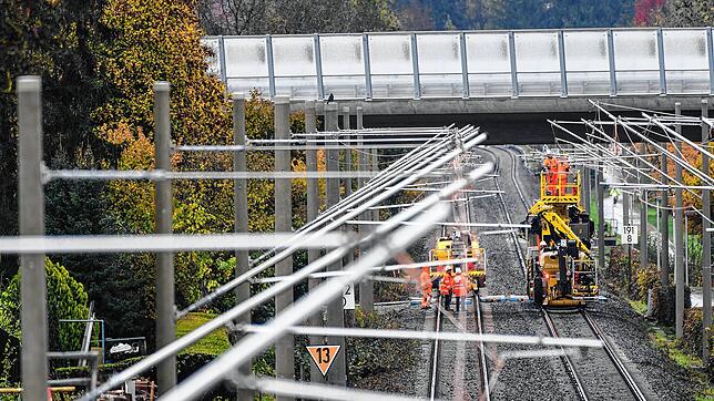 Arbeiter installieren Ende Oktober 2020 Oberleitungen an der Bahnstrecke zwischen Meckenbeuren und Friedrichshafen. So weit wie auf ...