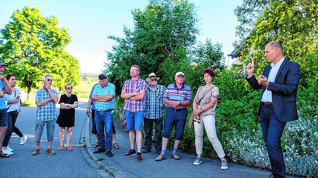 Spaziergang in Hausen an der Aach mit Amtsinhaber Bernd Häusler vor der OB-Wahl. Verkehr ist eines der Themen.