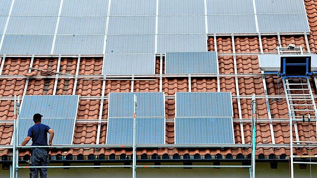 Arbeiter auf einen Hausdach im Hochschwarzwald, die gerade einen Photovoltaikanlage installieren (Archivbild): Durch den Krieg in der ...