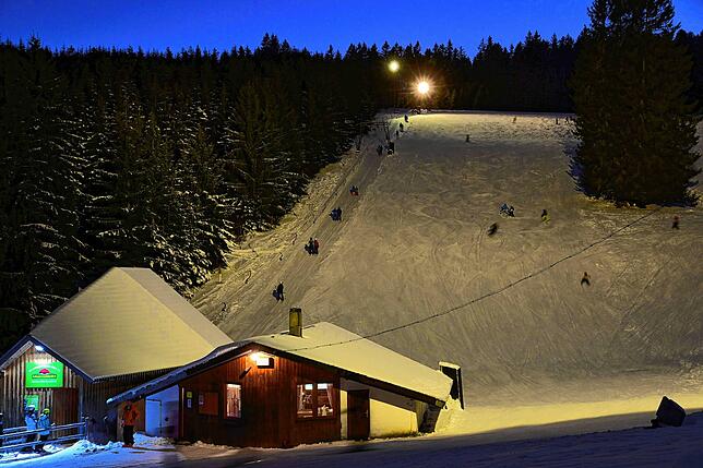 Der Schloßberglift in Oberkirnach bei Flutlichtbetrieb. Die Betreiber Steffen Fichter und Otmar Klausmann haben viel in den Erhalt ihres ...