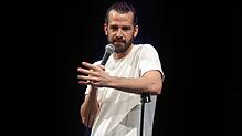 David Kebekus bringt das Publikum im Gloria-Theater mit einzigartigen Witzen zum Lachen. Bild: Susanne Schleinzer-Bilal
