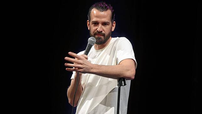 David Kebekus bringt das Publikum im Gloria-Theater mit einzigartigen Witzen zum Lachen. Bild: Susanne Schleinzer-Bilal