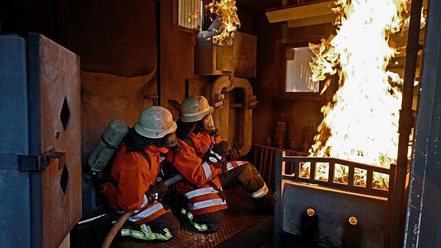 Üben für den Ernstfall: Nur durch ständiges Üben können die Feuerwehrleute im Ernstfall richtig handeln. Unser Bild zeigt eine ...