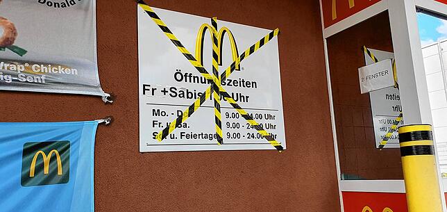 Hier gibt‘s keine Speisen und Getränke: Der Gastraum des „McDonalds“ in Donaueschingen ist wegen Personalmangel ...