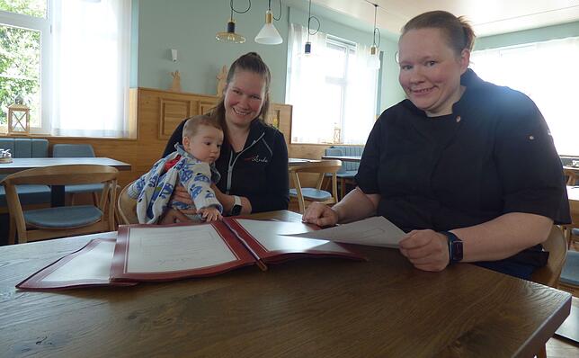 Julia Boßhart mit Sohn Jakob und Carina Steimle vom Landgasthof Linde in Hepbach haben ihre Preise erhöht. „Wir müssen ...