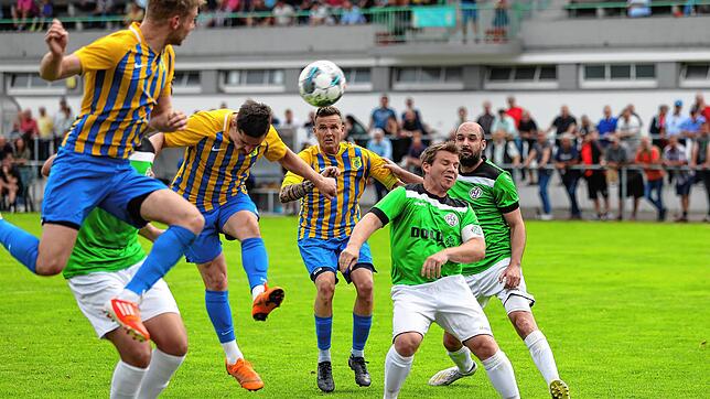 In der Partie FC Singen gegen den FC Furtwangen gab es nach der Pause reichlich Torraumszenen vor dem Gästetor. Hier vergibt Francesco ...