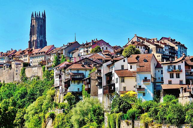 Eng aneinander liegen die Häuser der Altstadt Fribourg/ Freiburg.