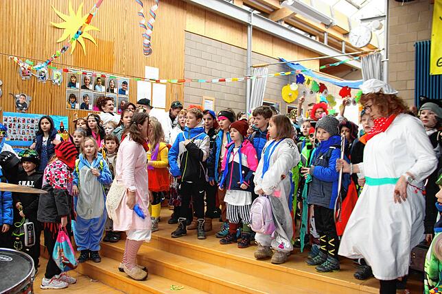 Die Grundschüler in Eggingen wehrten sich heftig mit lauz und kräftig gesungenen Fasnachtsliedern gegen die Schließung ihrer Schule ...