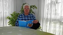 Neudingens früherer Ortsvorsteher Klaus Münzer, hier mit der Ortschronik des Dorfes, zieht nach 35 Jahren Amtszeit an der Spitze des ...
