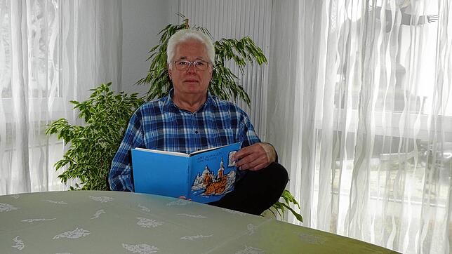 Neudingens früherer Ortsvorsteher Klaus Münzer, hier mit der Ortschronik des Dorfes, zieht nach 35 Jahren Amtszeit an der Spitze des ...