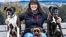 Seit 20 Jahren begleiten Hunde das Leben der Tiertrainerin Simone Jany auf zahlreichen Lehrgängen, Seminaren, Trainerausbildungen und ...