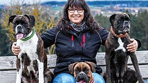 Seit 20 Jahren begleiten Hunde das Leben der Tiertrainerin Simone Jany auf zahlreichen Lehrgängen, Seminaren, Trainerausbildungen und ...