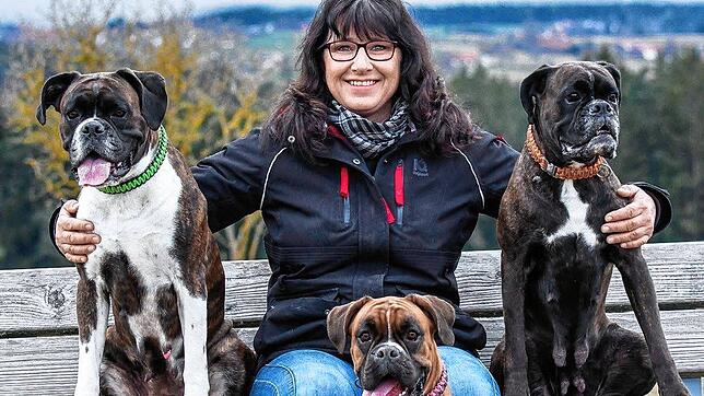 Seit 20 Jahren begleiten Hunde das Leben der Tiertrainerin Simone Jany auf zahlreichen Lehrgängen, Seminaren, Trainerausbildungen und ...