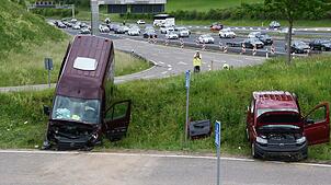 Die zwei Fahrzeuge blieben beschädigt an der Ausfahrt stehen.
